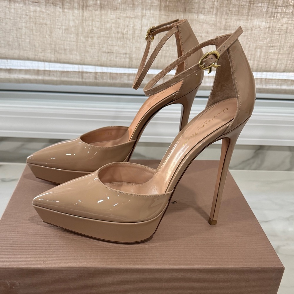 Gianvito Rossi Beige Patent Leather Heels